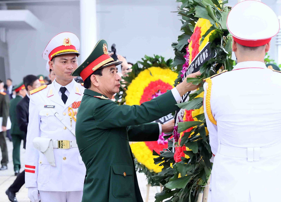 Đại tướng Phan Văn Giang, Phó Bí thư Quân ủy Trung ương, Bộ trưởng Bộ Quốc phòng viếng Tổng Bí thư Nguyễn Phú Trọng. (Ảnh: TTXVN)