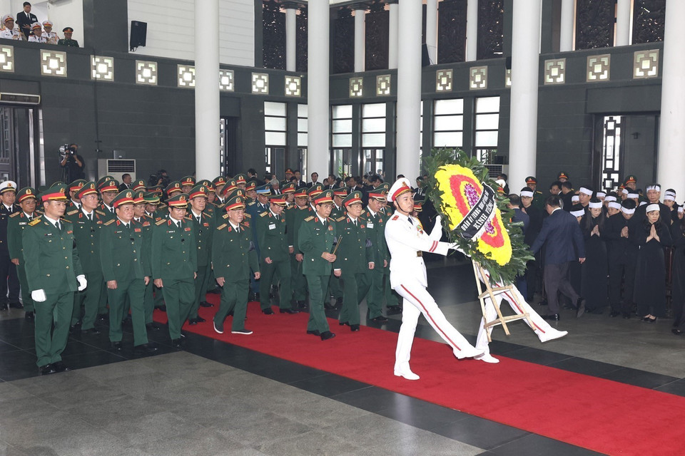 Đoàn Quân ủy Trung ương - Bộ Quốc phòng do đồng chí Đại tướng Phan Văn Giang, Ủy viên Bộ Chính trị, Phó Bí thư Quân ủy Trung ương, Bộ trưởng Bộ Quốc phòng làm Trưởng đoàn, kính viếng Tổng Bí thư Nguyễn Phú Trọng. (Ảnh: TTXVN)