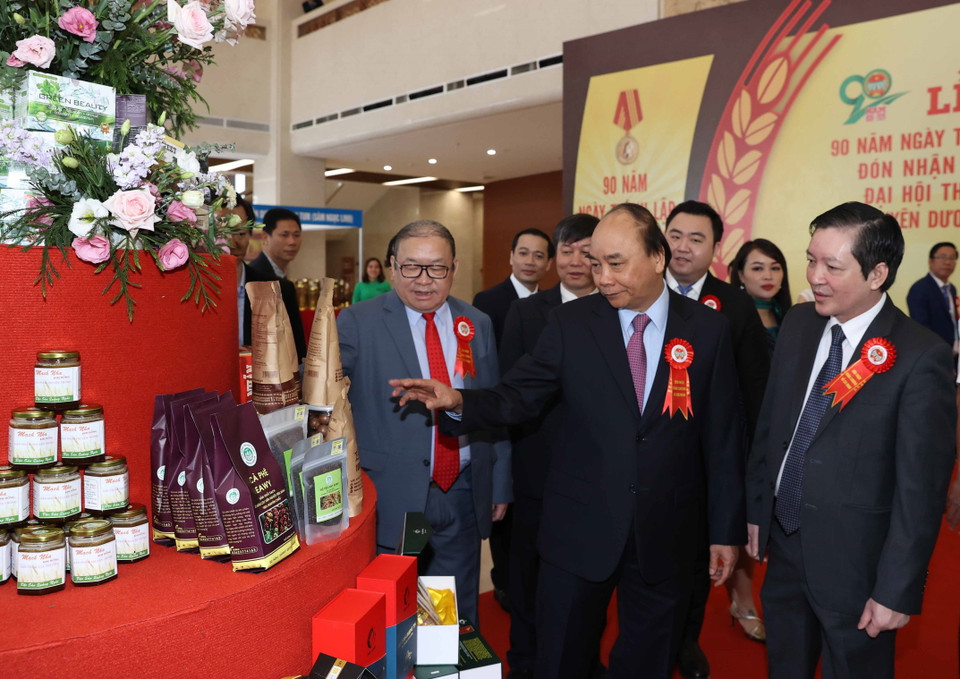 Thủ tướng Nguyễn Xuân Phúc thăm các gian hàng trưng bày tại lễ kỷ niệm. (Ảnh: Thống Nhất/TTXVN)