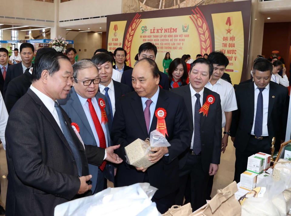 Thủ tướng Nguyễn Xuân Phúc thăm các gian hàng trưng bày tại lễ kỷ niệm. (Ảnh: Thống Nhất/TTXVN)