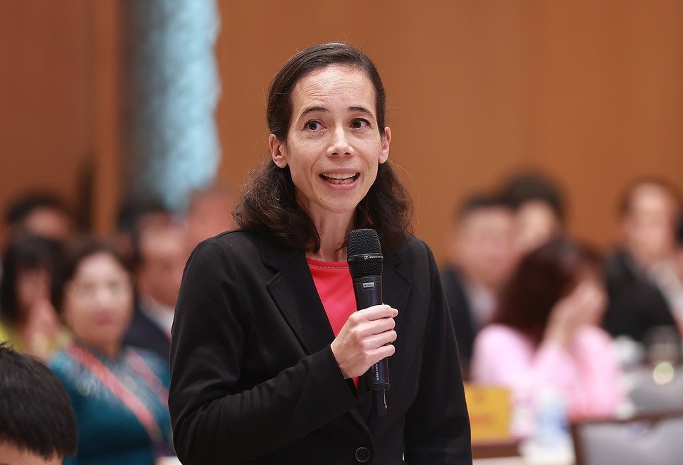 Bà Aurélia Nguyen, kiều bào Pháp, Giám đốc chiến lược Chương trình của Liên minh Toàn cầu về vaccine và tiêm chủng (GAVI), nguyên Giám đốc điều hành cơ chế COVAX, phát biểu. (Ảnh: Dương Giang/TTXVN) 