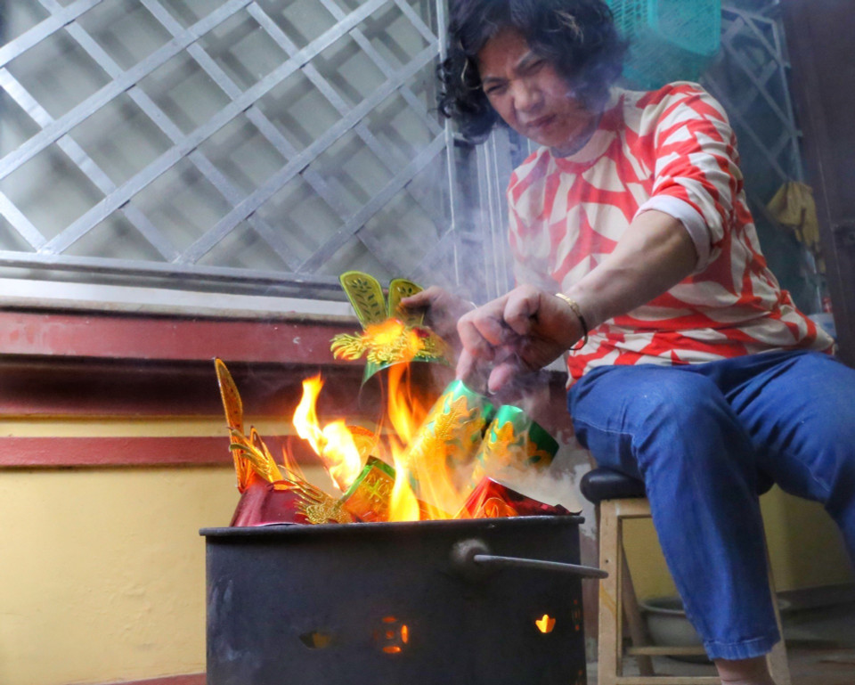 Người dân hóa vàng sau lễ cúng ông Công, ông Táo. (Ảnh: Tuấn Đức/TTXVN)