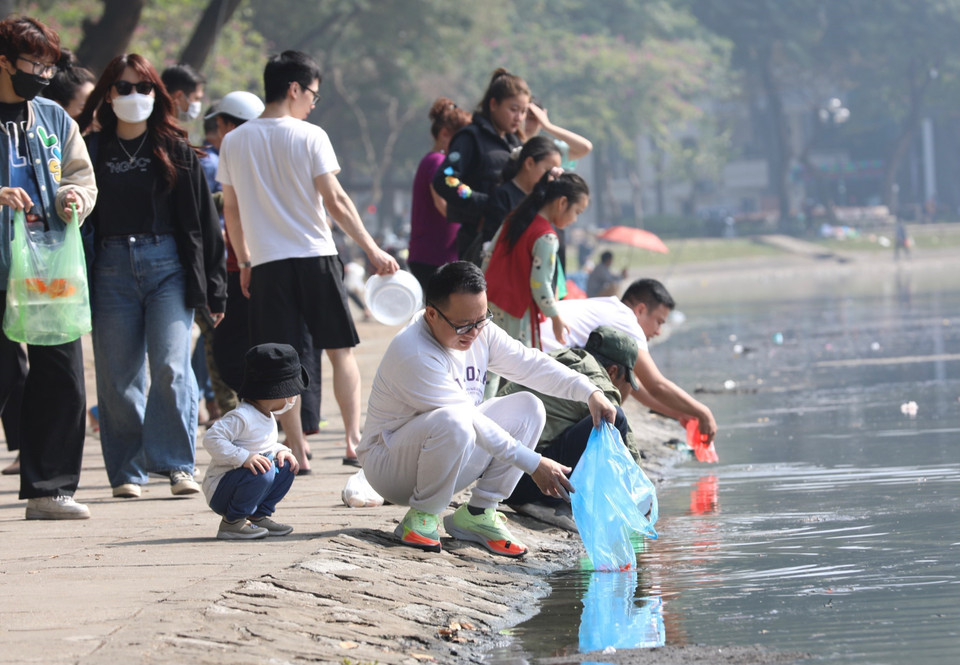 Ngày 14/1 (23 tháng Chạp), theo phong tục truyền thống, người dân Thủ đô làm lễ cúng và thả cá chép để tiễn ông Công, ông Táo về trời. (Ảnh: Tuấn Đức/TTXVN)