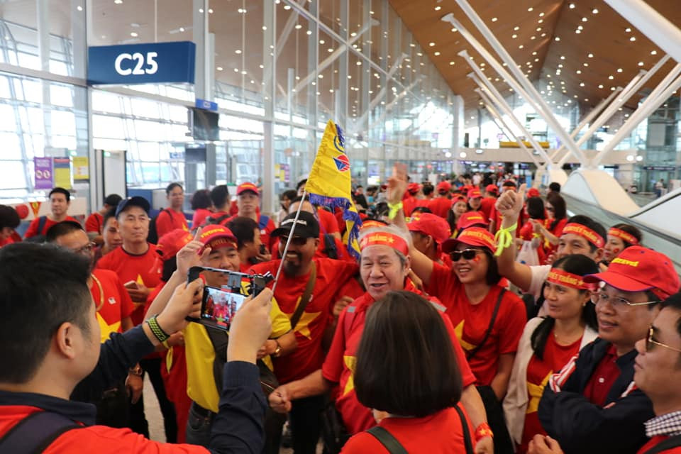 Cổ động viên Việt Nam rực rỡ sắc đỏ trên đất Malaysia. (Ảnh: Vietnam+)