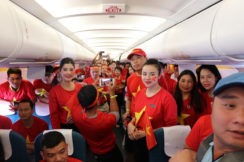 Cổ động viên Việt Nam rực rỡ sắc đỏ trên đất Malaysia. (Ảnh: Vietnam+)