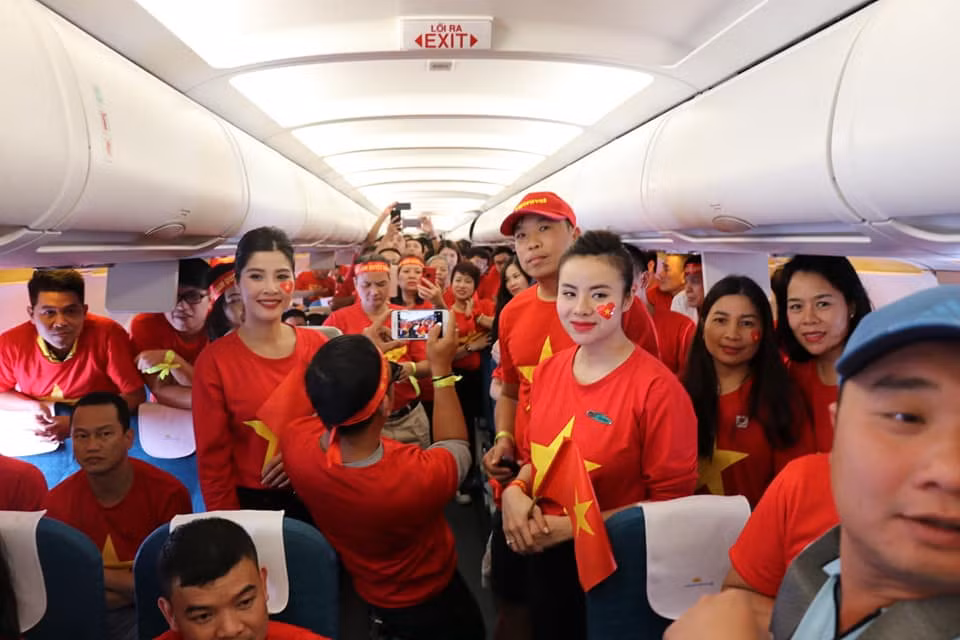 Cổ động viên Việt Nam rực rỡ sắc đỏ trên đất Malaysia. (Ảnh: Vietnam+)