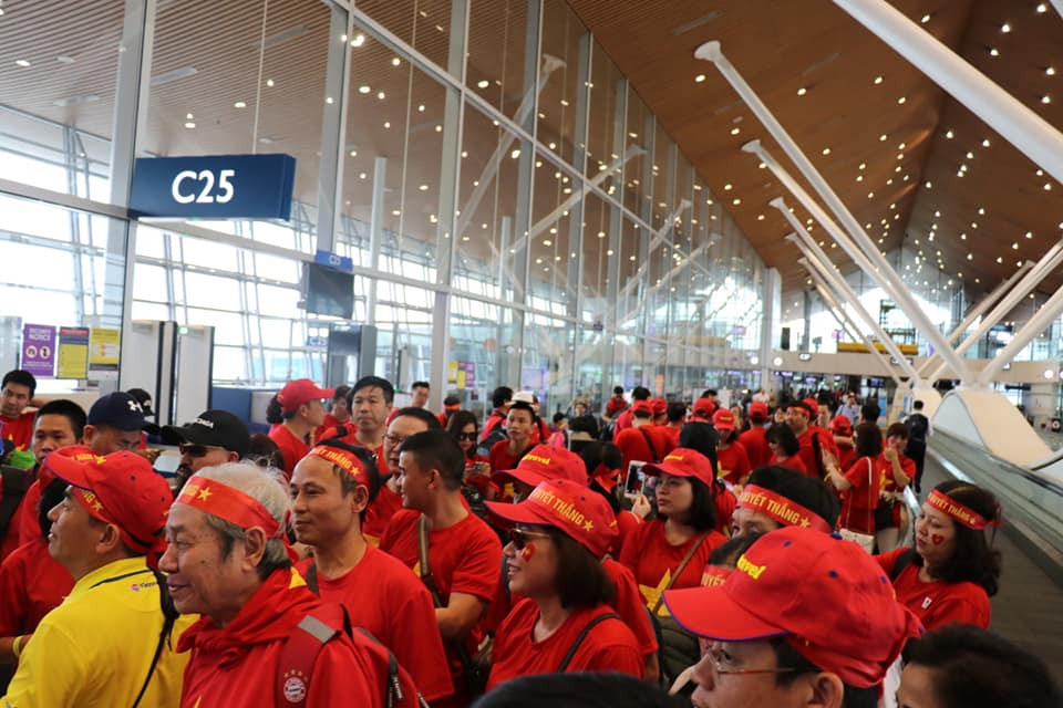 Cổ động viên Việt Nam rực rỡ sắc đỏ trên đất Malaysia. (Ảnh: Vietnam+)