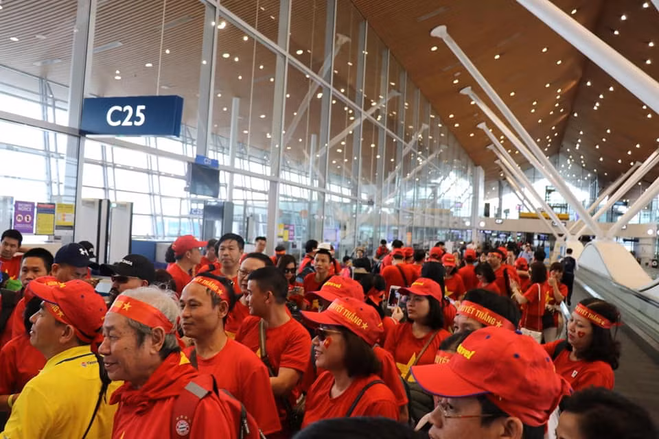 Cổ động viên Việt Nam rực rỡ sắc đỏ trên đất Malaysia. (Ảnh: Vietnam+)