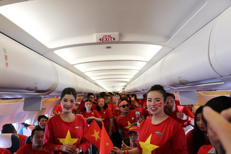 Cổ động viên Việt Nam rực rỡ sắc đỏ trên đất Malaysia. (Ảnh: Vietnam+)