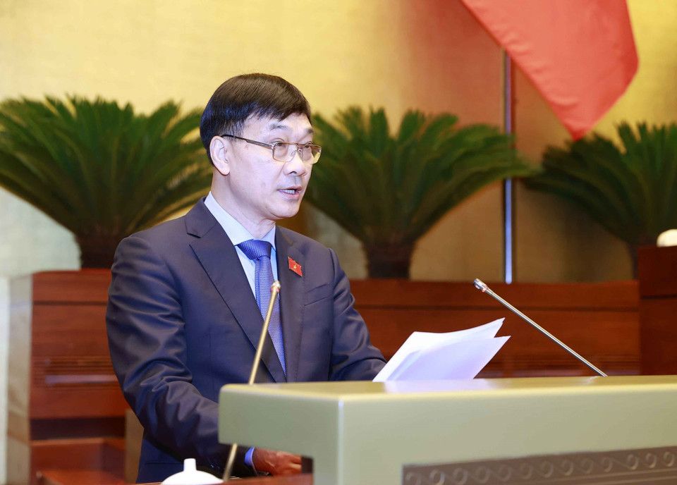 Chủ nhiệm Ủy ban Kinh tế của Quốc hội Vũ Hồng Thanh trình bày Báo cáo giải trình, tiếp thu, chỉnh lý dự thảo Luật Kinh doanh Bất động sản (sửa đổi). (Ảnh: Doãn Tấn/TTXVN)