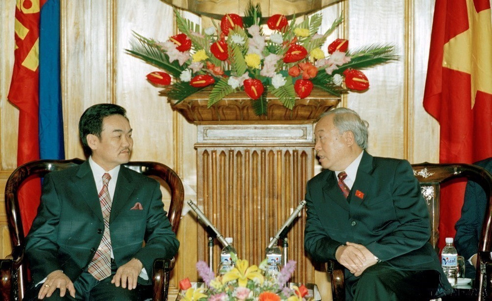 Chủ tịch Quốc hội Nguyễn Văn An tiếp Tổng thống Mông Cổ Nasagin Bagabandi trong chuyến thăm hữu nghị chính thức Việt Nam, ngày 20/1/2005. (Ảnh: Nhan Sáng/TTXVN)