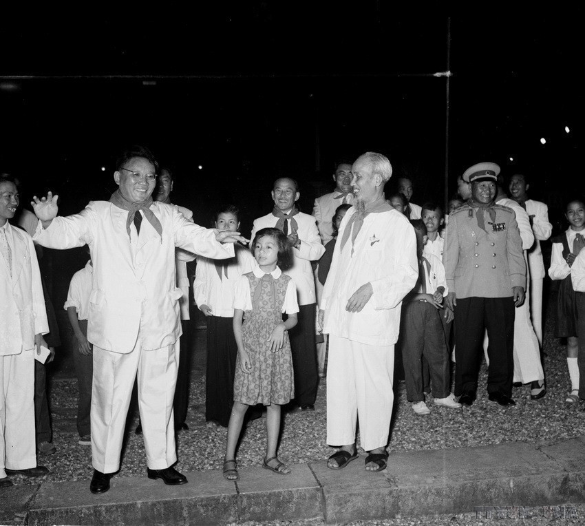 Thiếu nhi thủ đô chào mừng Bí thư thứ nhất Đảng Nhân dân Cách mạng, Chủ tịch Hội đồng Bộ trưởng nước Cộng hòa Nhân dân Mông Cổ Tsedenbal sang thăm Việt Nam tại Phủ Chủ tịch, tối 31/8/1959. (Nguồn: TTXVN)