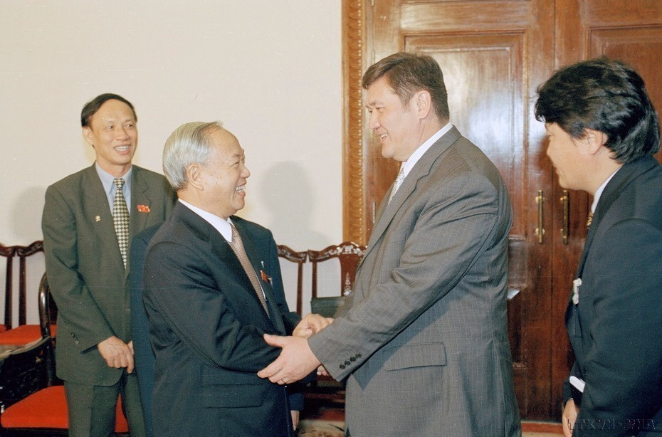 Chủ tịch Quốc hội Nguyễn Văn An tiếp Ngài Nambaryn Enkhbayar, Thủ tướng Chính phủ kiêm Chủ tịch Đảng Nhân dân Cách mạng Mông Cổ sang thăm chính thức Việt Nam, ngày 3/10/2002. (Ảnh: Tùng Lâm/TTXVN)