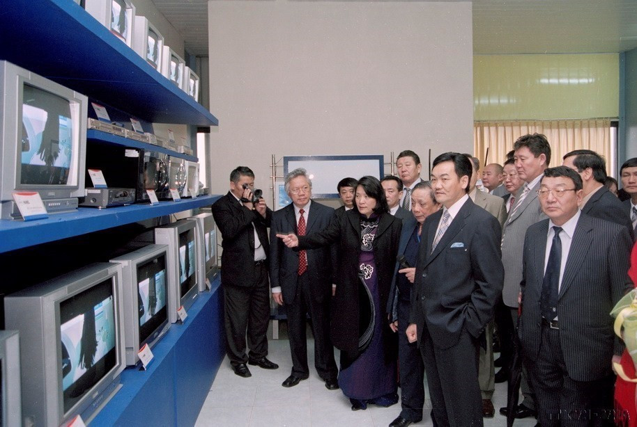 Tổng thống Mông Cổ Nasagin Bagabandi thăm Công ty Điện tử Hanel tại Khu Công nghiệp Sài Đồng B, Hà Nội, ngày 21/1/2005. (Ảnh: Nhan Sáng/TTXVN)