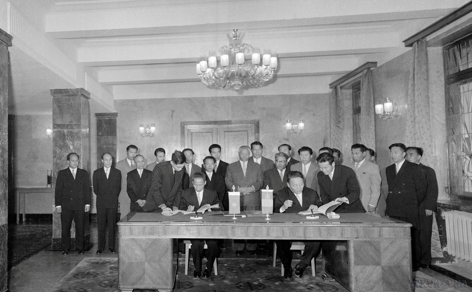 Thủ tướng Phạm Văn Đồng và Thủ tướng Mông Cổ Tsedenbal ký Tuyên bố chung Việt Nam-Mông Cổ tại Ulan Bato, chiều 25/6/1961. (Nguồn: TTXVN)