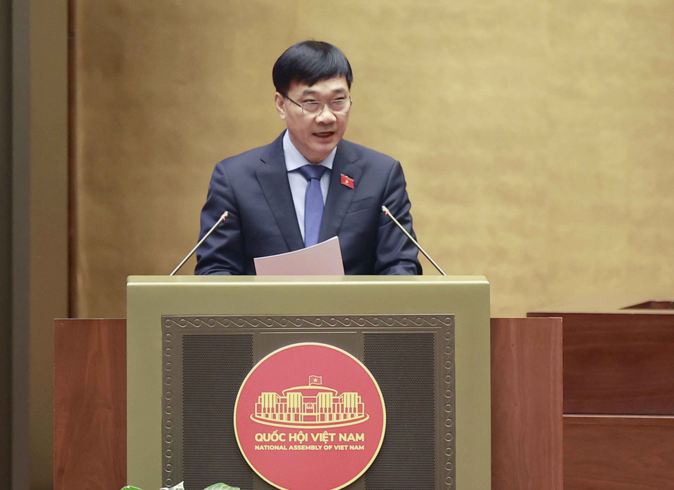 Chủ nhiệm Ủy ban Kinh tế của Quốc hội Vũ Hồng Thanh trình bày Báo cáo giải trình, tiếp thu, chỉnh lý dự thảo Luật Kinh doanh Bất động sản (sửa đổi). (Ảnh: Doãn Tấn/TTXVN)
