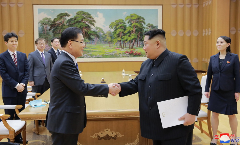 Nhà lãnh đạo Triều Tiên Kim Jong-un (giữa, phải) trong cuộc gặp với đoàn đặc phái viên Tổng thống Hàn Quốc Moon Jae-in, do Chánh Văn phòng an ninh quốc gia Phủ Tổng thống Chung Eui-yong dẫn đầu, ngày 5/3. (Ảnh: Yonhap/TTXVN)