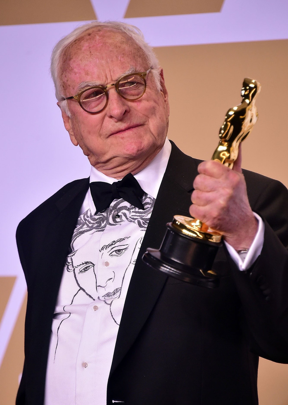Ở tuổi 89, James Ivory đã trở thành người cao tuổi nhất được trao giải Oscar trong lịch sử 90 năm của giải thưởng này, với kịch bản chuyển thể phim "Call Me by Your Name" tại Lễ trao giải Oscar 2018 diễn ra ở Hollywood, California, Mỹ ngày 5/3. (Ảnh: AFP/TTXVN)