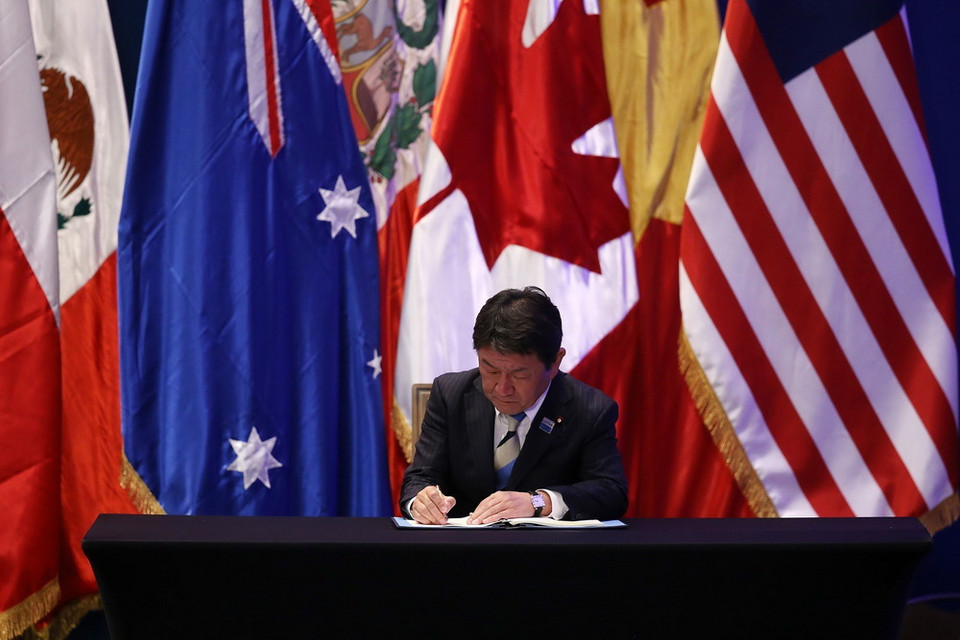 Bộ trưởng Chính sách kinh tế và Tài chính Nhật Bản Toshimitsu Motegi ký Hiệp định CPTPP tại hội nghị ở Santiago (Chile) sáng 9/3. (Ảnh: AFP/TTXVN)