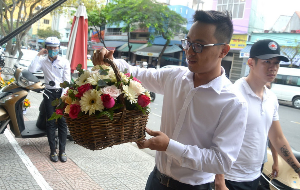 Khách hàng mua hoa trên đường Đống Đa, quận Hải Châu (Đà Nẵng) để tặng người thân trong dịp 8/3. (Ảnh: Đinh Văn Nhiều/TTXVN)