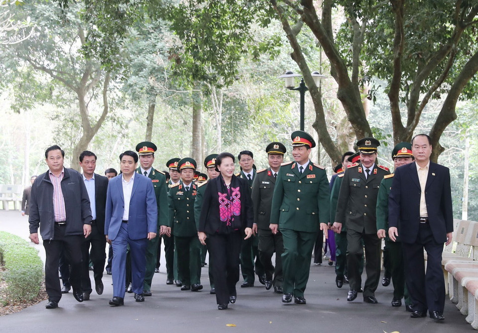 Chủ tịch Quốc hội Nguyễn Thị Kim Ngân tham quan khuôn viên khu Di tích K9, Sơn Tây (Hà Nội). (Ảnh: Trọng Đức/TTXVN)