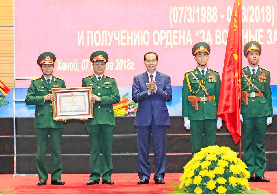 Chủ tịch nước Trần Đại Quang trao Huân chương Quân công hạng Ba cho Trung tâm Nhiệt đới Việt-Nga. (Ảnh: Nhan Sáng/TTXVN)