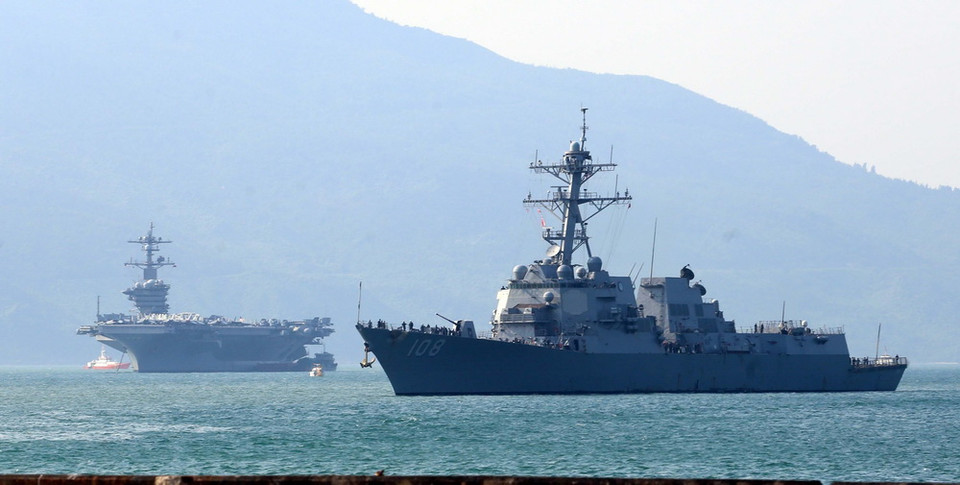 Tàu khu trục USS Wayne E. Meyer và tàu sân bay USS Carl Vinson tại vịnh Đà Nẵng. (Ảnh: Trần Lê Lâm/TTXVN)