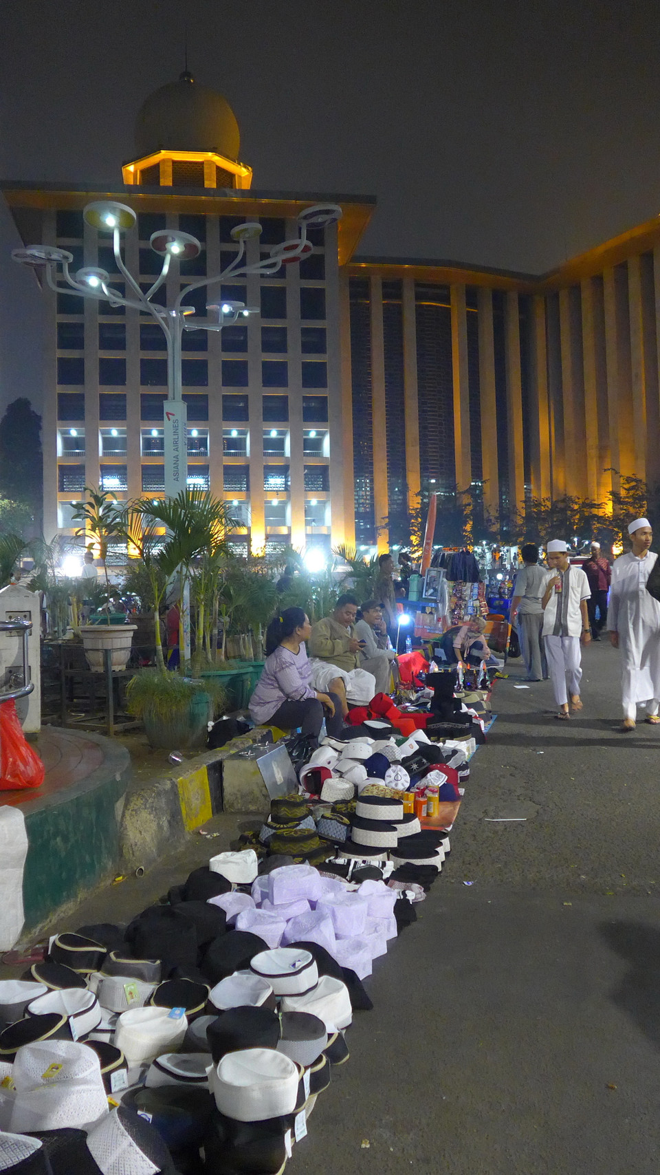 Đường phố Jakarta đông đúc trong những ngày giáp lễ Idul Fitri. (Ảnh: Đỗ Quyên/Vietnam+)