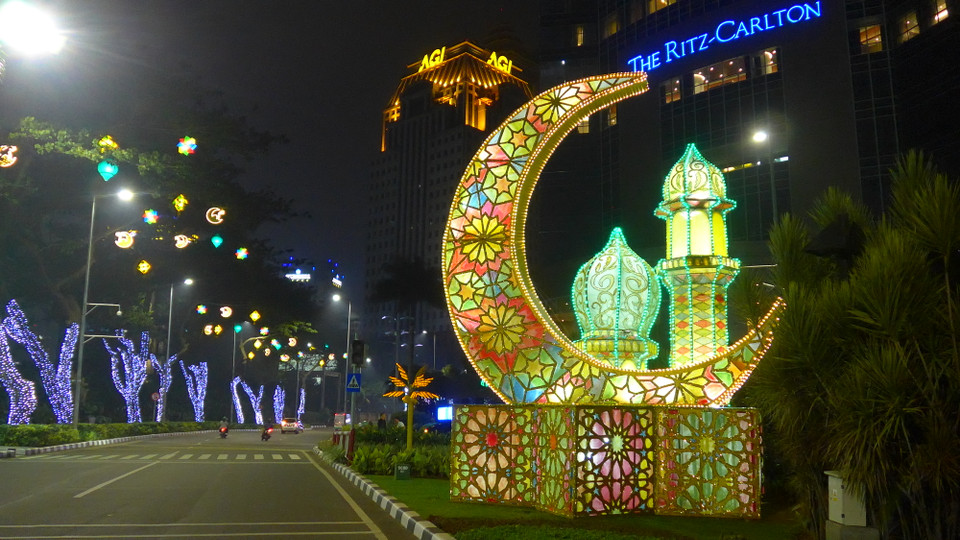 Đường phố Jakarta trang hoàng lung linh đón lễ Idul Fitri. (Ảnh: Đỗ Quyên/Vietnam+)