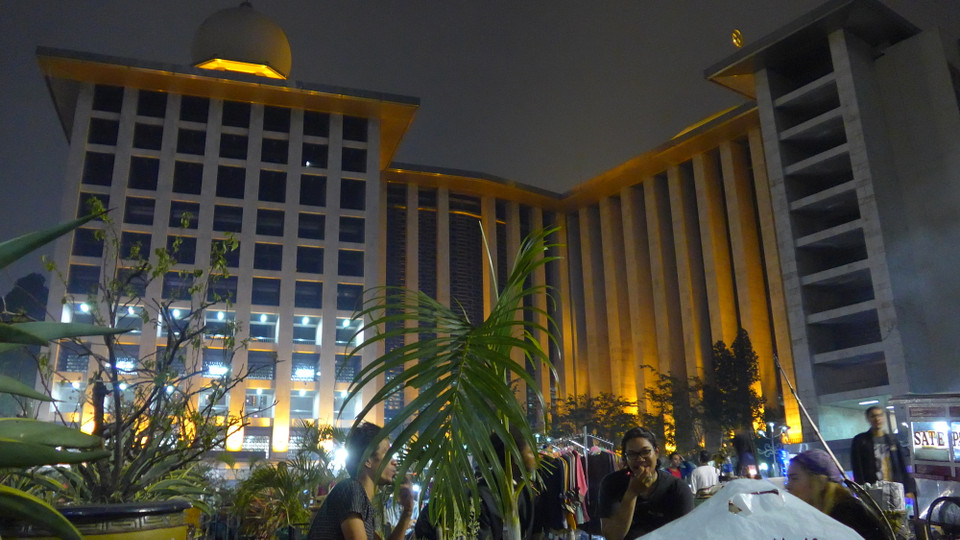 Nhà thờ Hồi giáo Istiqlal lớn nhất Đông Nam Á luôn tấp nập người đến thăm quan và cầu nguyện. (Ảnh: Đỗ Quyên/Vietnam+)