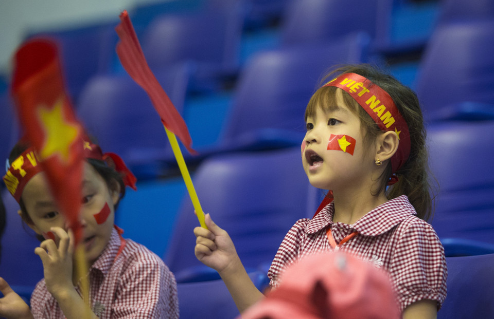 Cổ động viên nhí rất hào hứng cổ vũ cho các vận động viên thi đấu thể dục nghệ thuật tại Cung thể thao Quần Ngựa. (Ảnh: Phạm Tuấn Anh/TTXVN)