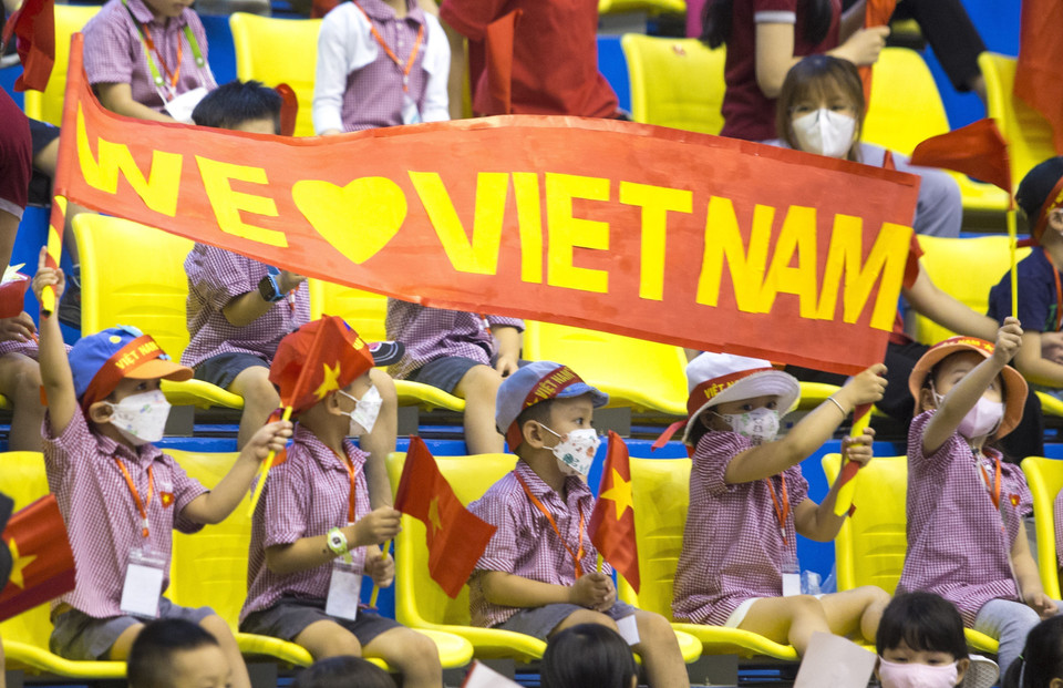 Các cổ động viên nhí đến từ trường Thăng Long Academy đến cổ vũ cho các vận động viên thi đấu thể dục nghệ thuật tại Cung thể thao Quần Ngựa. (Ảnh: Phạm Tuấn Anh/TTXVN)