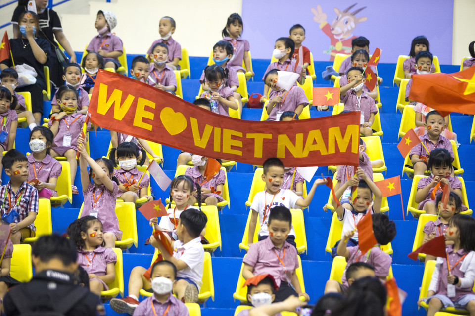 Các cổ động viên nhí đến từ trường Thăng Long Academy đến cổ vũ cho các vận động viên thi đấu thể dục nghệ thuật tại Cung thể thao Quần Ngựa. (Ảnh: Phạm Tuấn Anh/TTXVN)