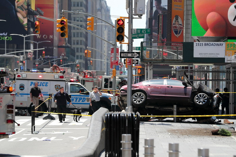 Cảnh sát phong tỏa hiện trường vụ đâm xe ở Quảng trường Thời đại thành phố New York ngày 18/5. (Nguồn: THX/ TTXVN)