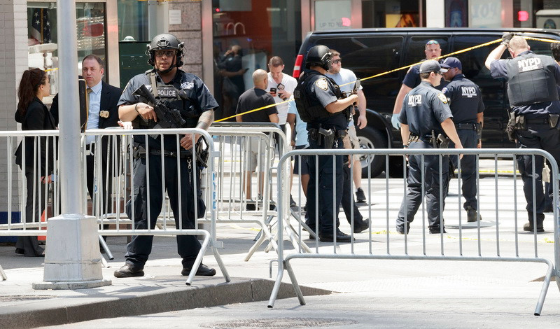 Lực lượng cảnh sát vũ trang Mỹ gác tai hiện trường vụ đâm xe ở Quảng trường Thời đại thành phố New York ngày 18/5. (Nguồn: EPA/ TTXVN)