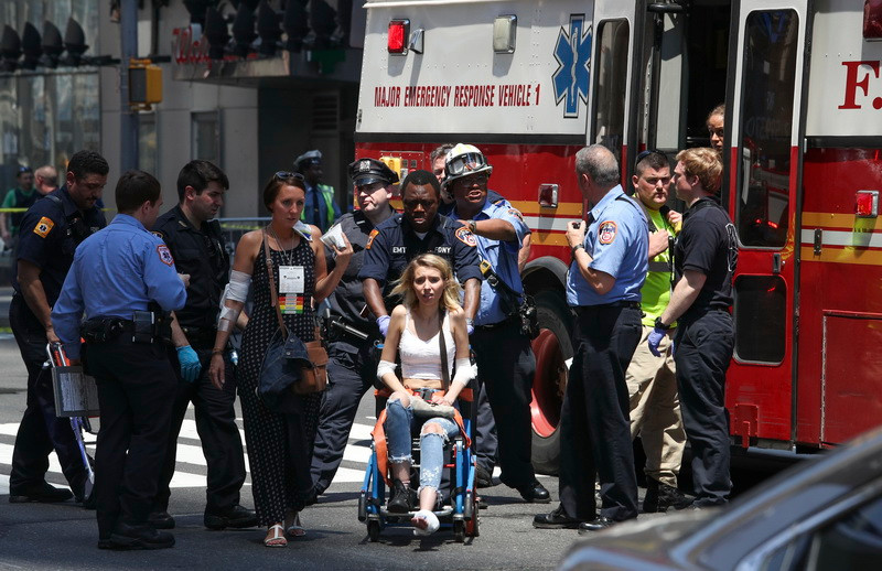 Sơ cứu người bị thương trong vụ đâm xe trên Quảng trường Thời đại ở New York ngày 18/5. (Nguồn: EPA/ TTXVN)