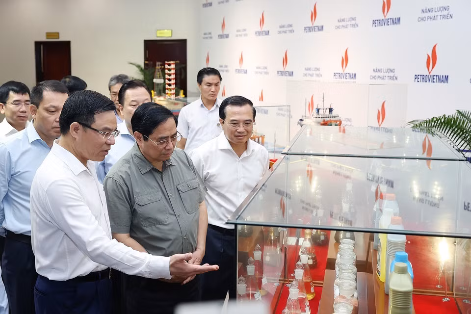 Thủ tướng Phạm Minh Chính tham quan mô hình khai thác dầu khí. (Ảnh: Dương Giang/TTXVN)