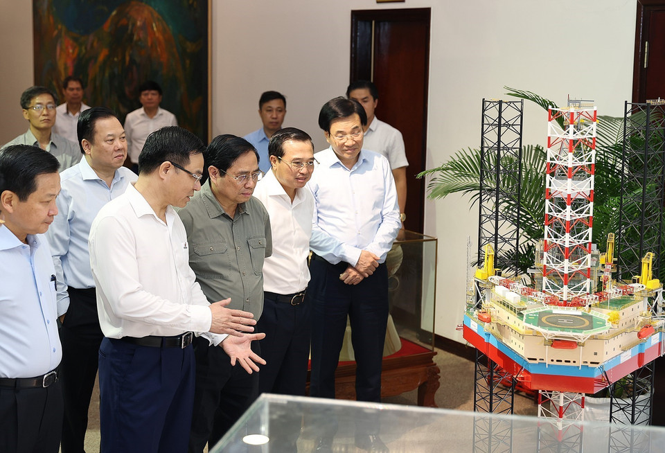 Thủ tướng Phạm Minh Chính tham quan mô hình khai thác dầu khí.(Ảnh: Dương Giang/TTXVN)