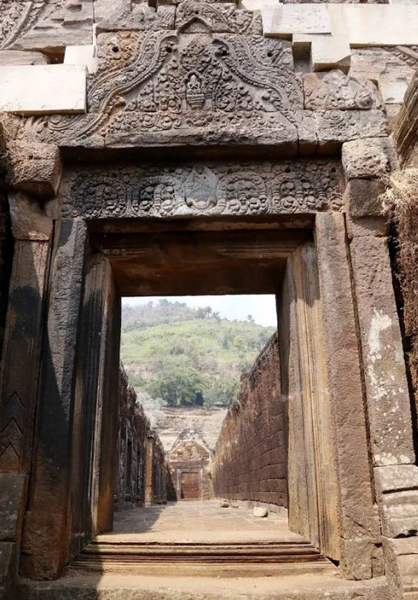 Cửa vào các một tòa nhà trong khu đền đều được ghép từ các tấm đá lớn nguyên khối, trên cửa được trạm khắc phù điêu cũng bằng đá hết sức tinh xảo. (Ảnh: Phạm Kiên/Vietnam+)
