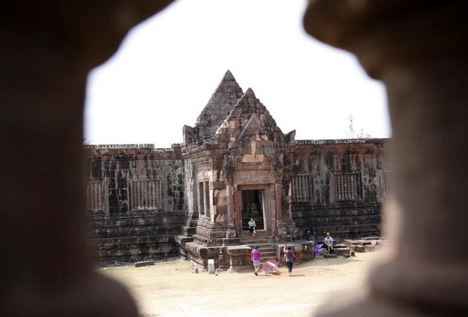 Mặt tiền của một khu đền chính qua cửa sổ của khu đền chính còn lại. (Ảnh: Phạm Kiên/Vietnam+)