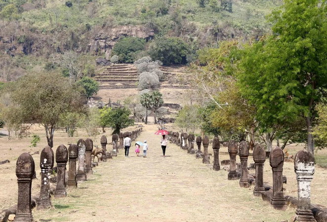 Qua cổng, du khách theo con đường rộng đến chân núi thẳng tắp những hàng trụ đá hình Linga. (Ảnh: Phạm Kiên/Vietnam+)