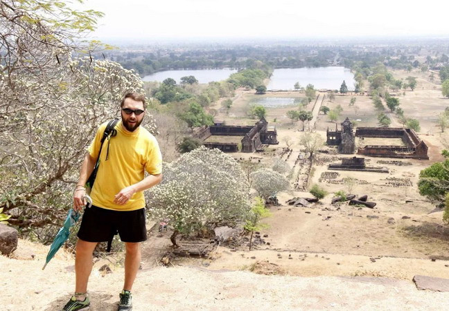 Du khách rất thích thú với việc chụp ảnh từ trên đền Thượng xuống. (Ảnh: Phạm Kiên/Vietnam+)