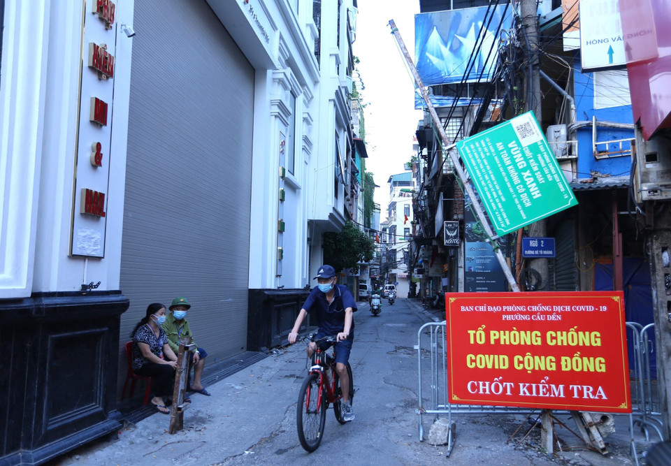 Chốt ngõ Tô Hoàng (phường Cầu Dền,Hai Bà Trưng) đã mở cho người dân thuận tiện qua, lại (ảnh chụp 6h5 ngày 21/9).(Ảnh: Hoàng Hiếu/TTXVN)