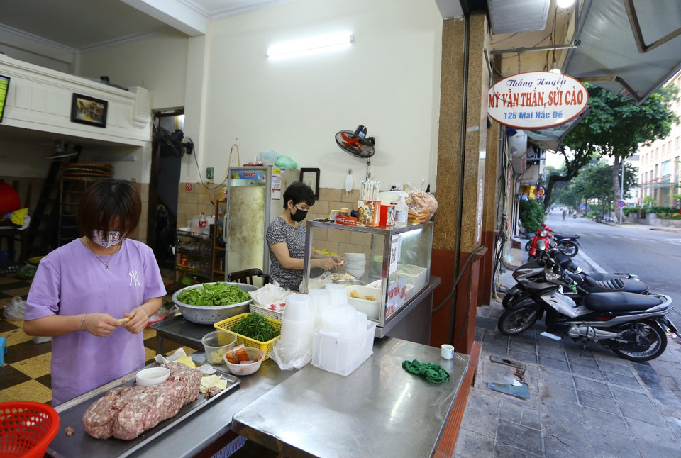 Sau gần 2 tháng, nhiều quán ăn trên phố Mai Hắc Đế mở cửa phục vụ người dân mua hàng mang về. (Ảnh: Hoàng Hiếu/TTXVN)