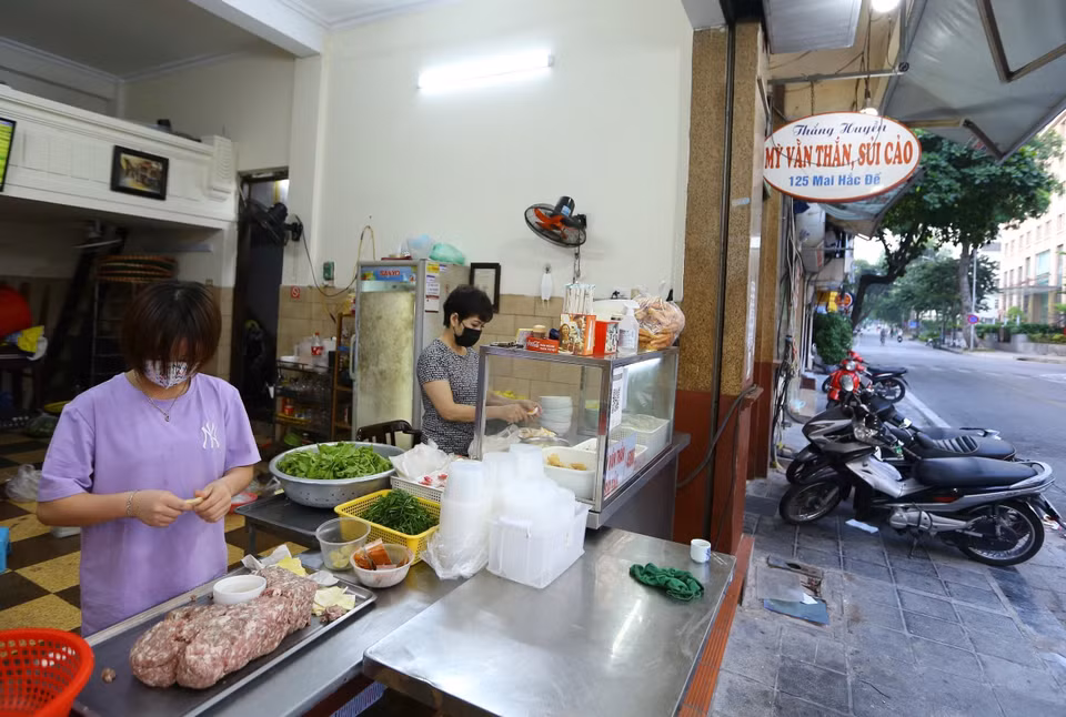 Sau gần 2 tháng, nhiều quán ăn trên phố Mai Hắc Đế mở cửa phục vụ người dân mua hàng mang về. (Ảnh: Hoàng Hiếu/TTXVN)