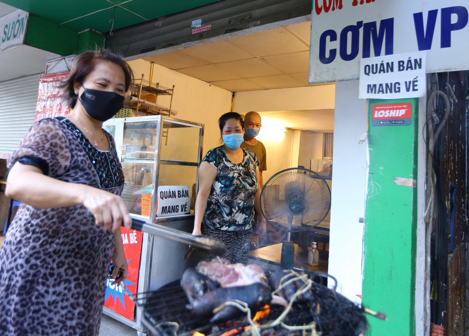  Từ 6h30, một quán cơm trên phố Hàn Thuyên đã chuẩn bị để mở cửa trở lại. (Ảnh: Hoàng Hiếu/TTXVN)