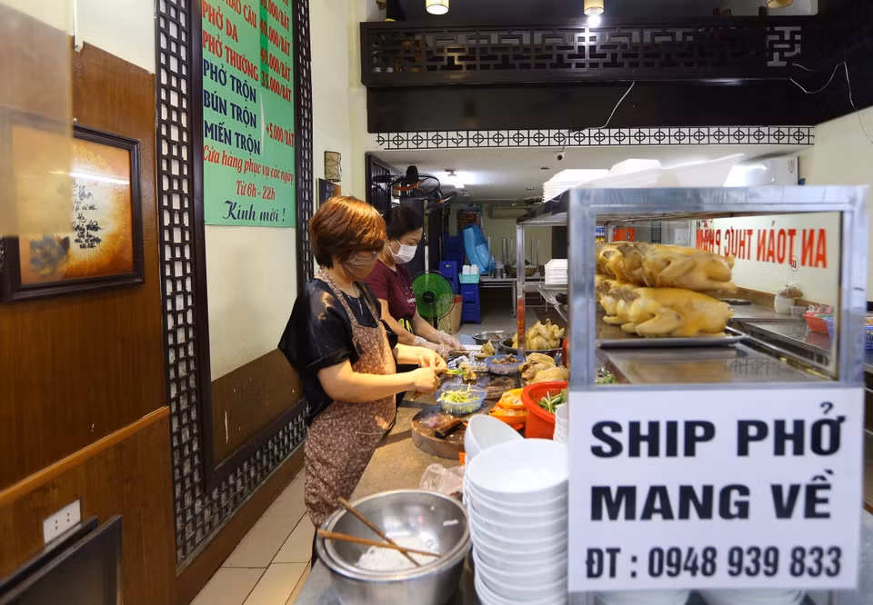 Một quán phở trên phố Mai Hắc Đế đã sẵn sàng phục vụ thực khách sáng 21/9. (Ảnh: Hoàng Hiếu/TTXVN)