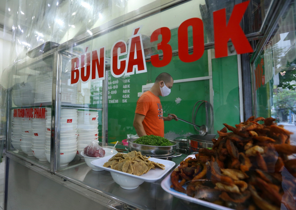 Hơn 6h, một quán bún cá trên phố Mai Hắc Đế đã sẵn sàng phục vụ khách mang về. (Ảnh: Hoàng Hiếu/TTXVN)