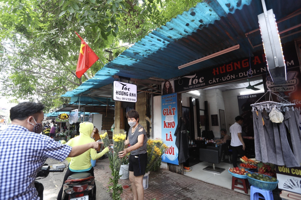 Dịch vụ cắt tóc, gội đầu cũng được phép hoạt động trở lại. (Ảnh: Minh Quyết/TTXVN)