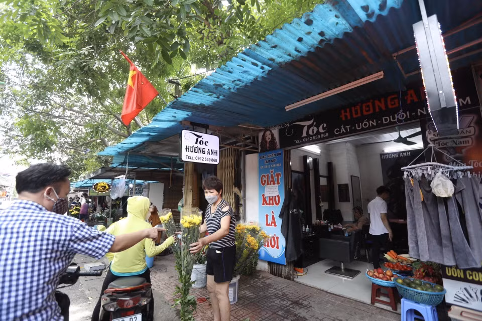 Dịch vụ cắt tóc, gội đầu cũng được phép hoạt động trở lại. (Ảnh: Minh Quyết/TTXVN)